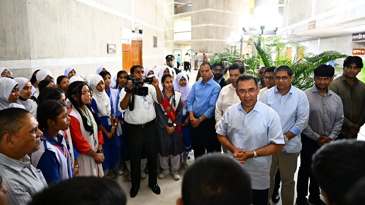 শিক্ষার্থীদের সঙ্গে প্রধানমন্ত্রীর কুশল বিনিময়