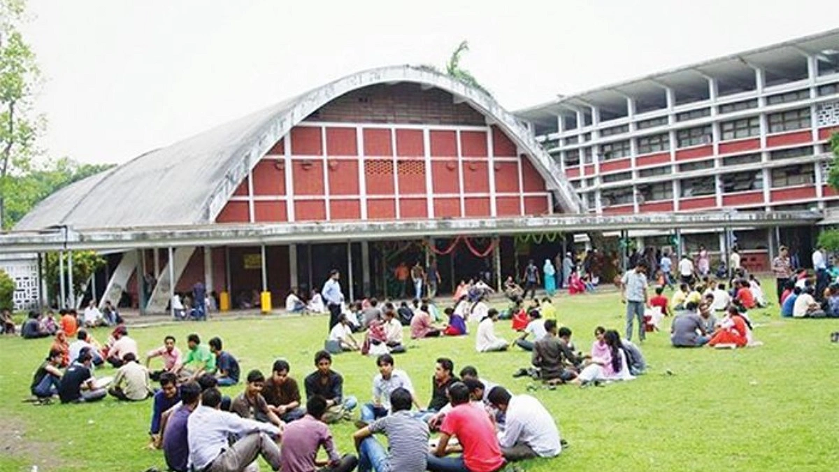 টিএসসিতে খেলা দেখতে এসে চুরি গেল প্রাইভেট কার