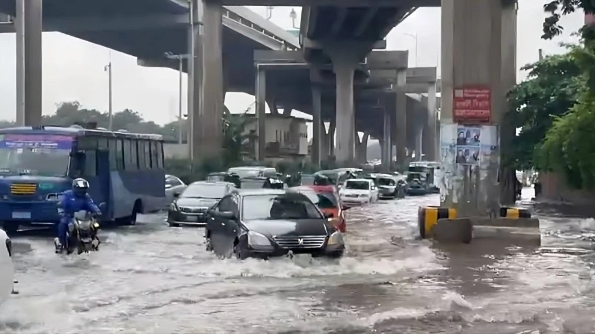 ঢাকার ৪ পয়েন্টে জলাবদ্ধতা, বিকল্প সড়ক ব্যবহারের অনুরোধ