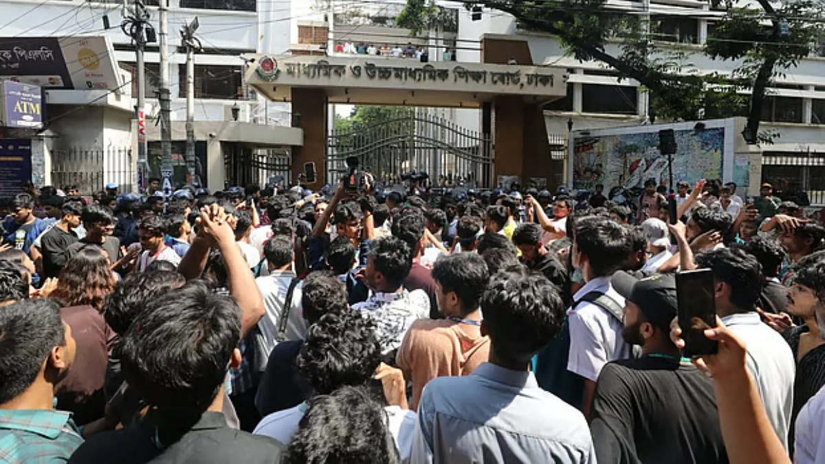 শিক্ষামন্ত্রীর পদত্যাগের দাবিতে এবার ঢাকা বোর্ড ঘেরাও শিক্ষার্থীদের