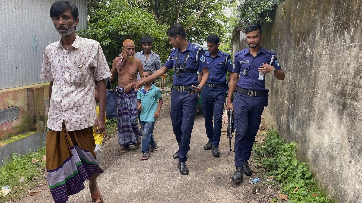 বাবা নেই, মায়ের কাছেও হয়নি ঠাঁই : থানায় দুই শিশু