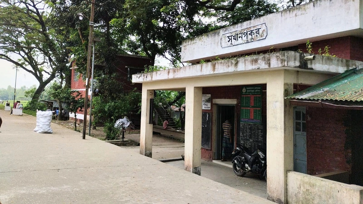 একই লাইনে মুখোমুখি দুটি ট্রেন, কারণ জানতে তদন্ত কমিটি