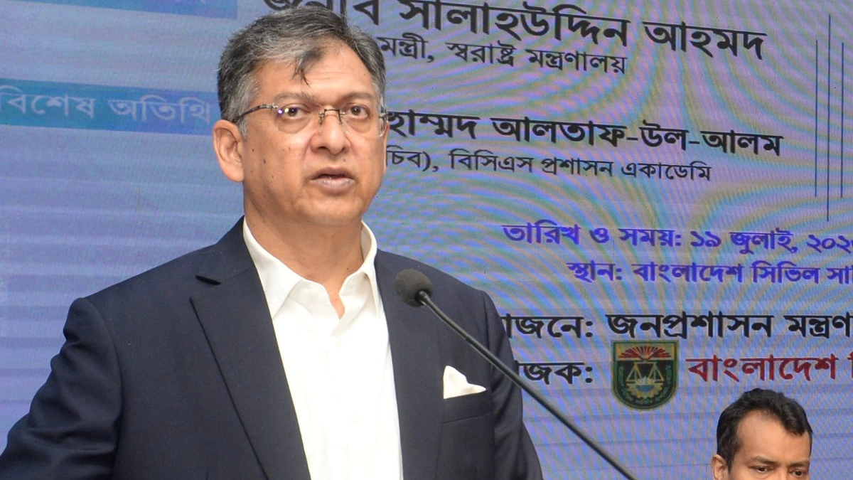 সরকারি কর্মকর্তাদের রাজনৈতিক পক্ষপাতমুক্ত হতে হবে