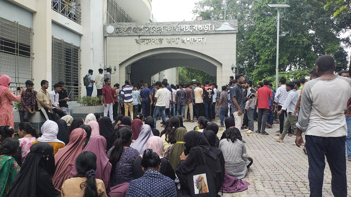 শিক্ষামন্ত্রীর পদত্যাগ চেয়ে বগুড়ায় ডিসি অফিসে শিক্ষার্থীরা