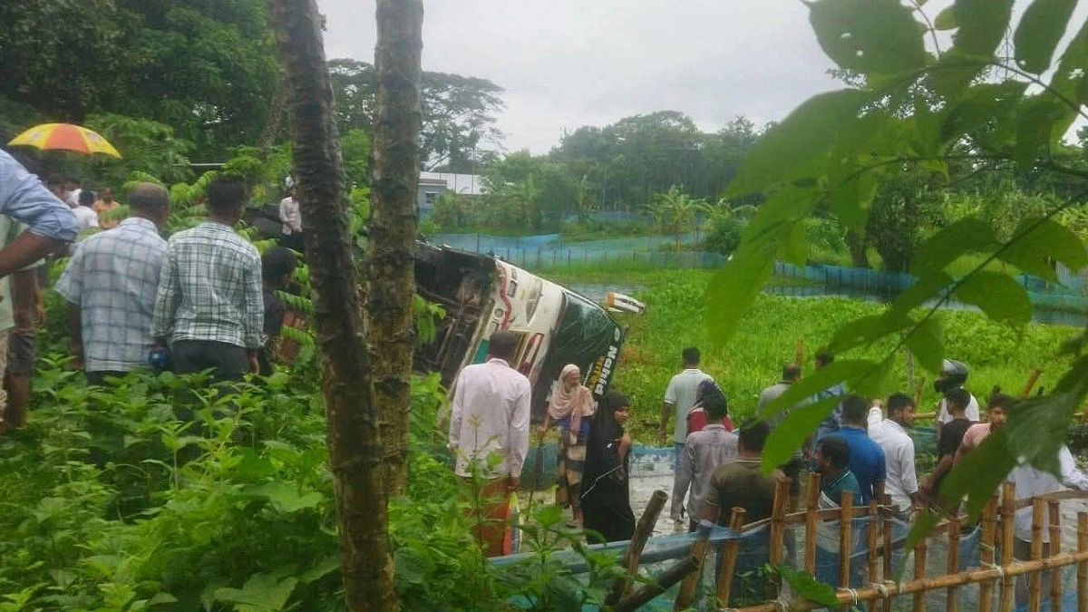 দুই বাসের সংঘর্ষে আহত অর্ধশত