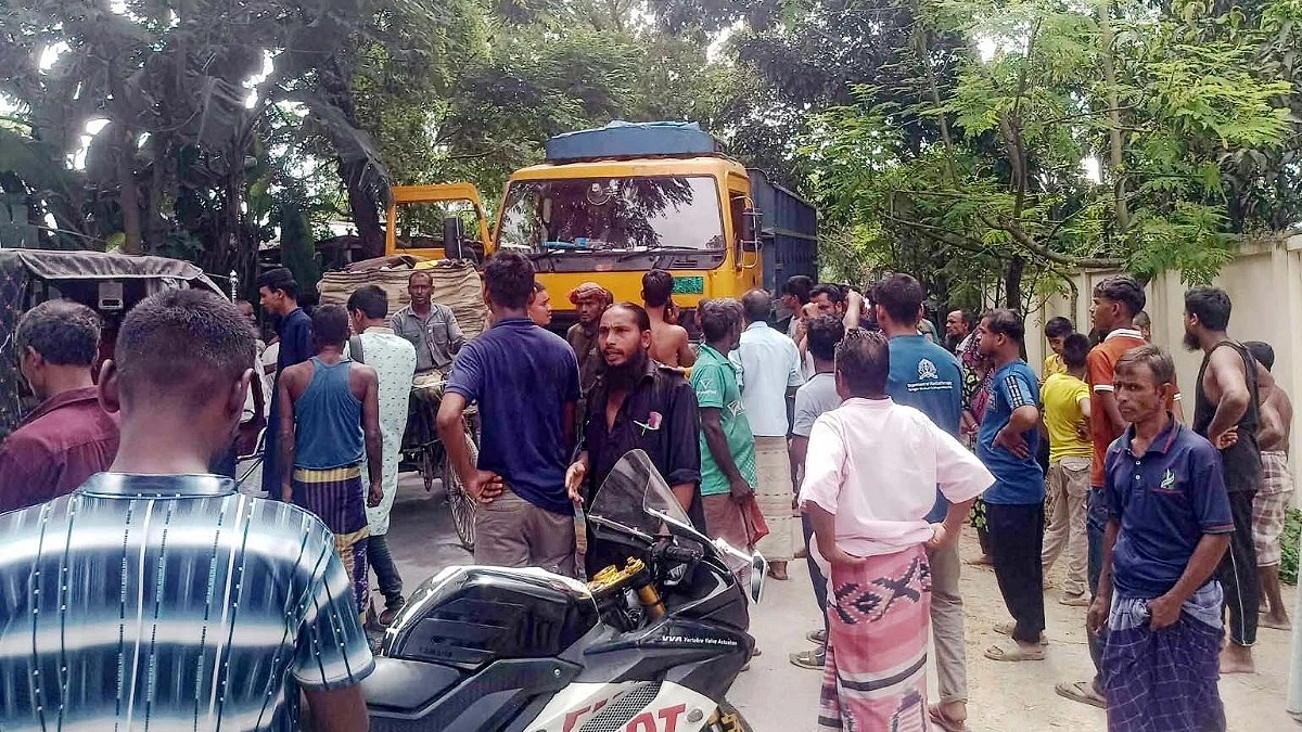 ট্রাক-মোটরসাইকেল সংঘর্ষে প্রাণ গেল বাবা-ছেলের