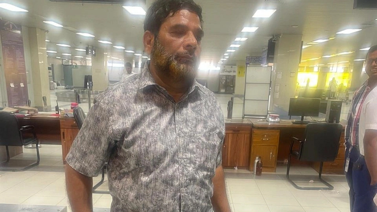 একদিন আগে ঢাকা থেকে দুবাই, পরদিন চট্টগ্রামে সোয়া দুই কেজি স্বর্ণসহ ধরা