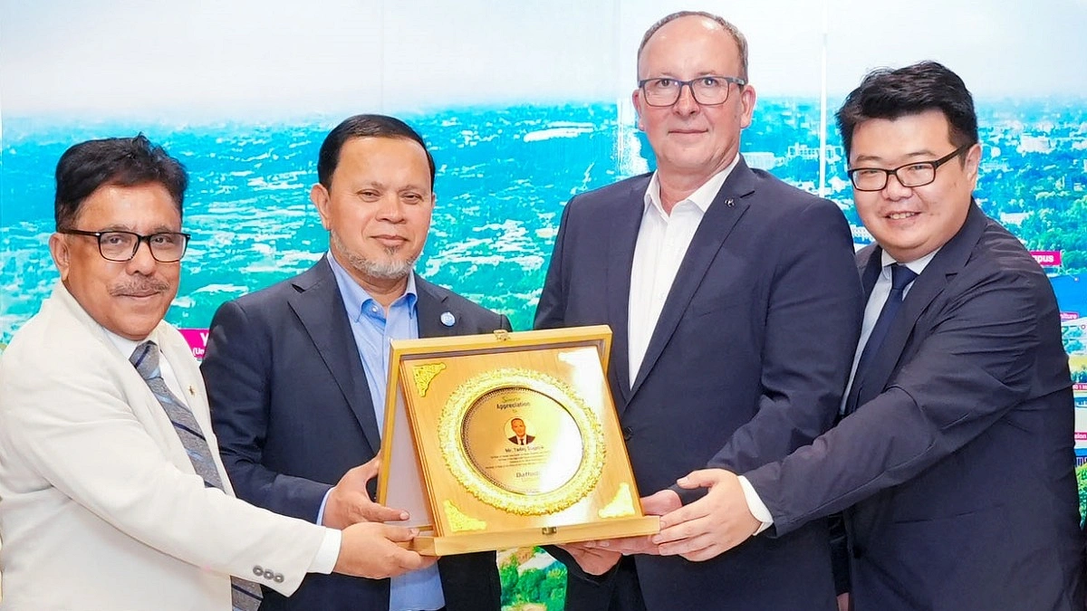 ড্যাফোডিল ইন্টারন্যাশনাল ইউনিভার্সিটি পরিদর্শনে স্লোভেনিয়ার সাবেক এমপি