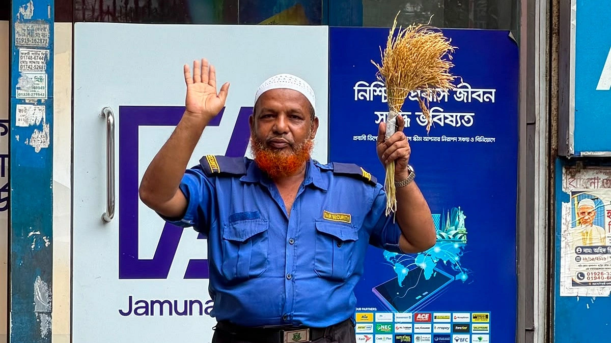 এটিএম বুথের সিকিউরিটি গার্ডকে প্রধানমন্ত্রীর উপহার