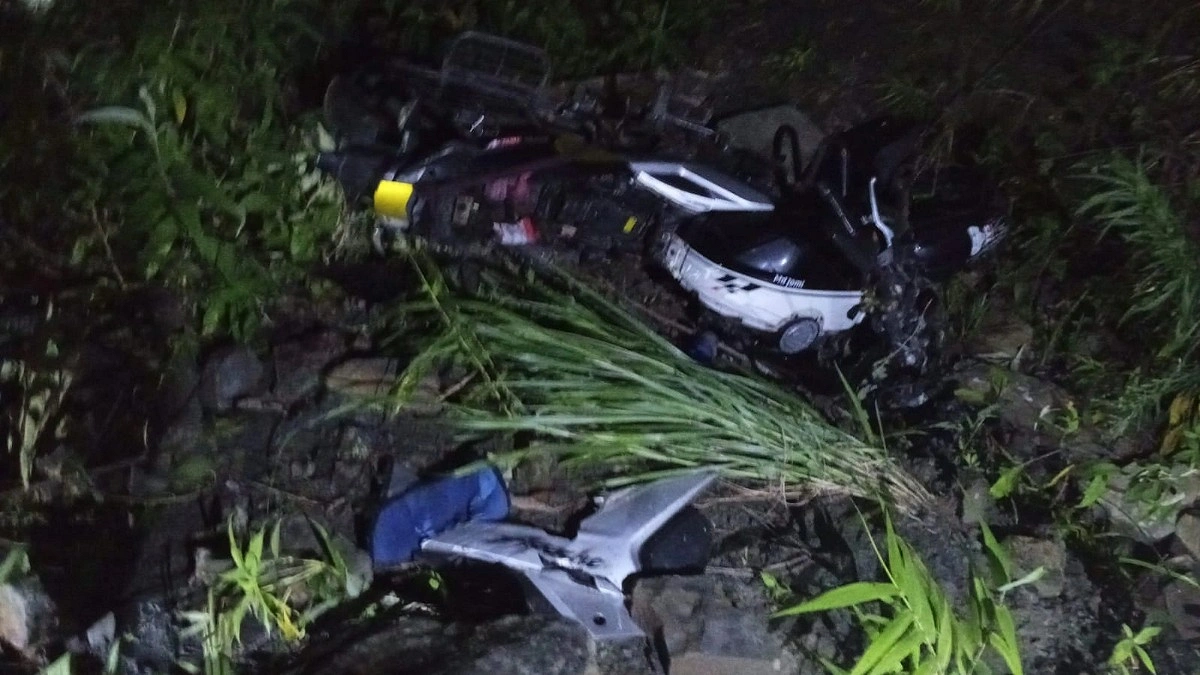 মোটরসাইকেল পাহাড়ি খাদে পড়ে প্রাণ গেল ২ পর্যটকের