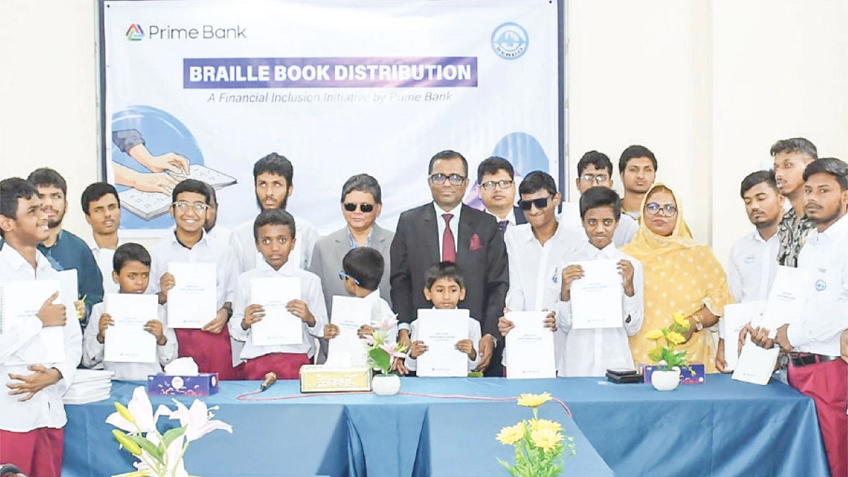 দৃষ্টিপ্রতিবন্ধীদের ব্রেইল বই দিল প্রাইম ব্যাংক