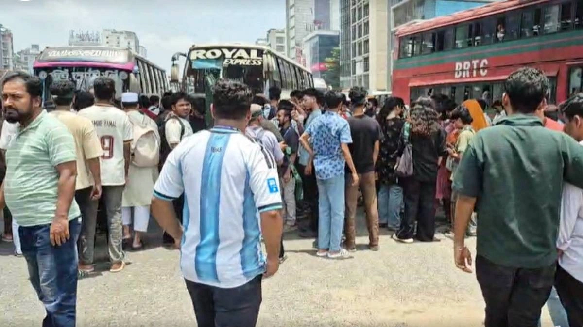 শিক্ষামন্ত্রীর পদত্যাগ দাবিতে ঢাকায় সড়ক আটকে বিক্ষোভ