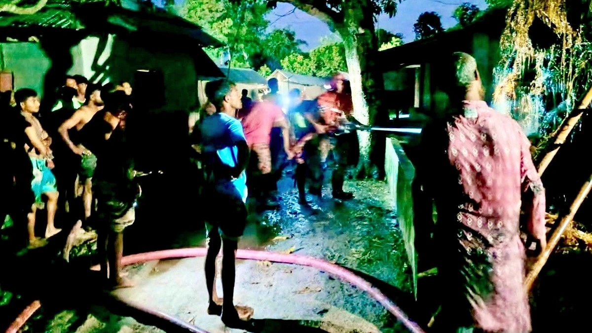 হাকিমপুরে এক রাতে ১০ খড়ের পালায় আগুন, আতঙ্ক