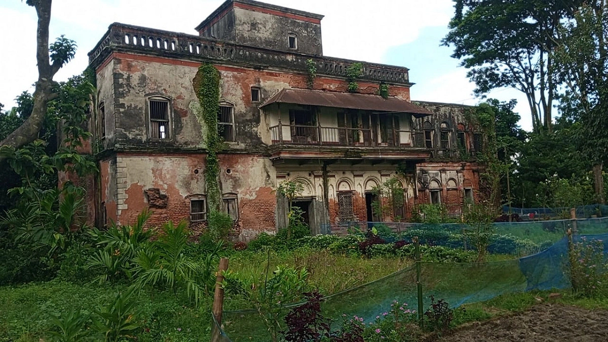 দেয়ালে দেয়ালে জমা শত বছরের গল্প