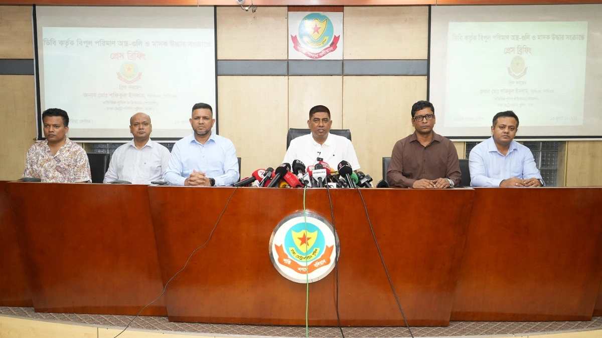 ডিবির পৃথক অভিযান বিদেশি অস্ত্রসহ গ্রেপ্তার ৭