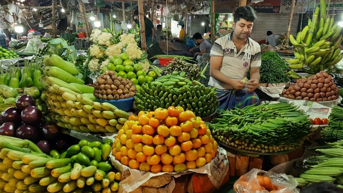 রাজধানীর বাজারে পটলের কেজি ৪০ টাকা, শসা ৮০