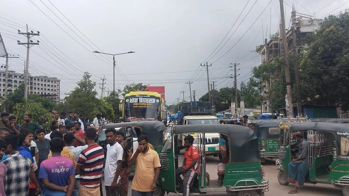গ্যাস না পেয়ে ঢাকা-ময়মনসিংহ মহাসড়ক অবরোধ অটোচালকদের