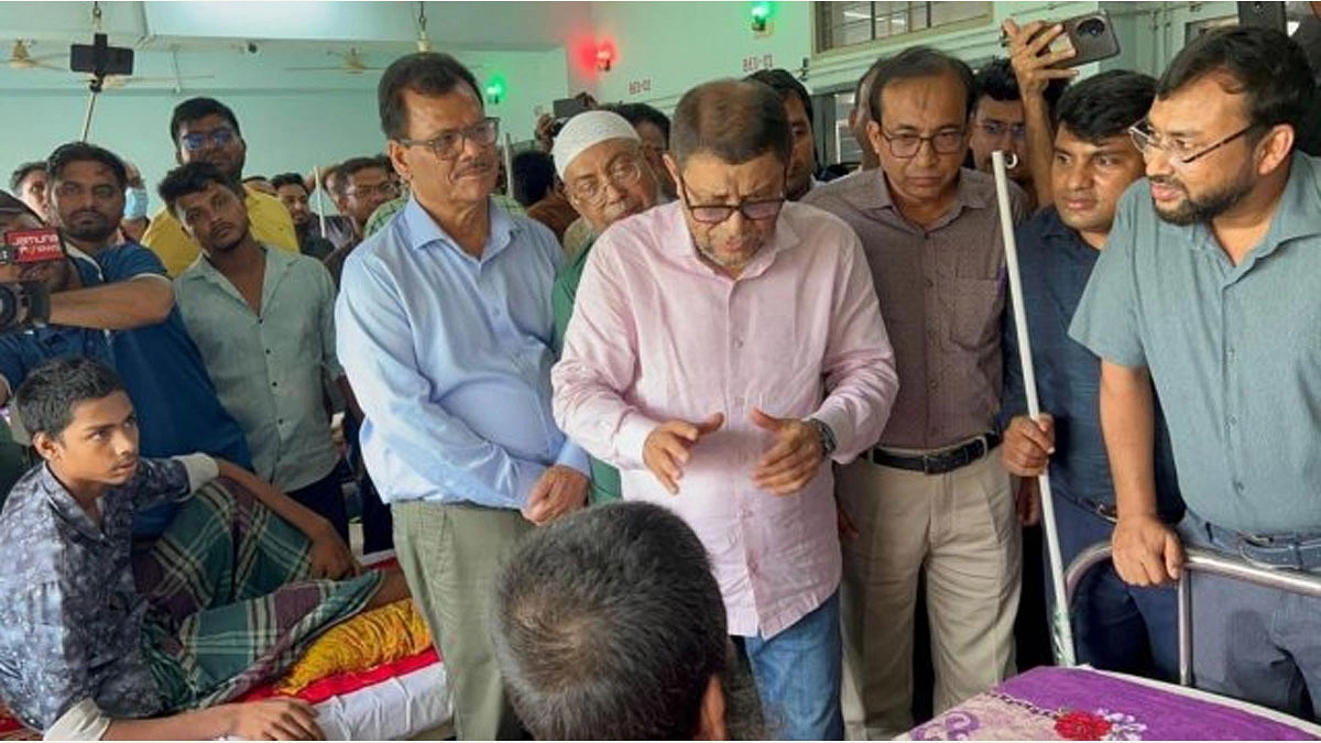 হঠাৎ হাসপাতালে স্বাস্থ্যমন্ত্রী, দুই চিকিৎসক বরখাস্ত
