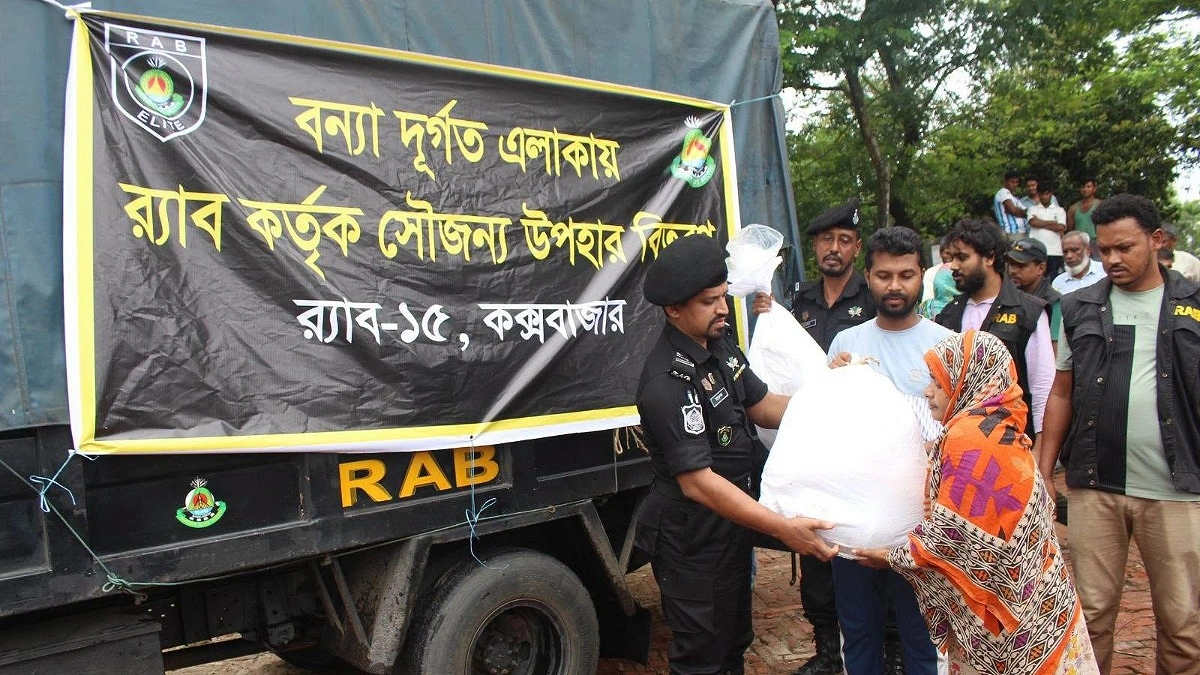 বন্যাদুর্গত মানুষের বাড়ি বাড়ি খাবার পৌঁছে দিচ্ছে র‌্যাব