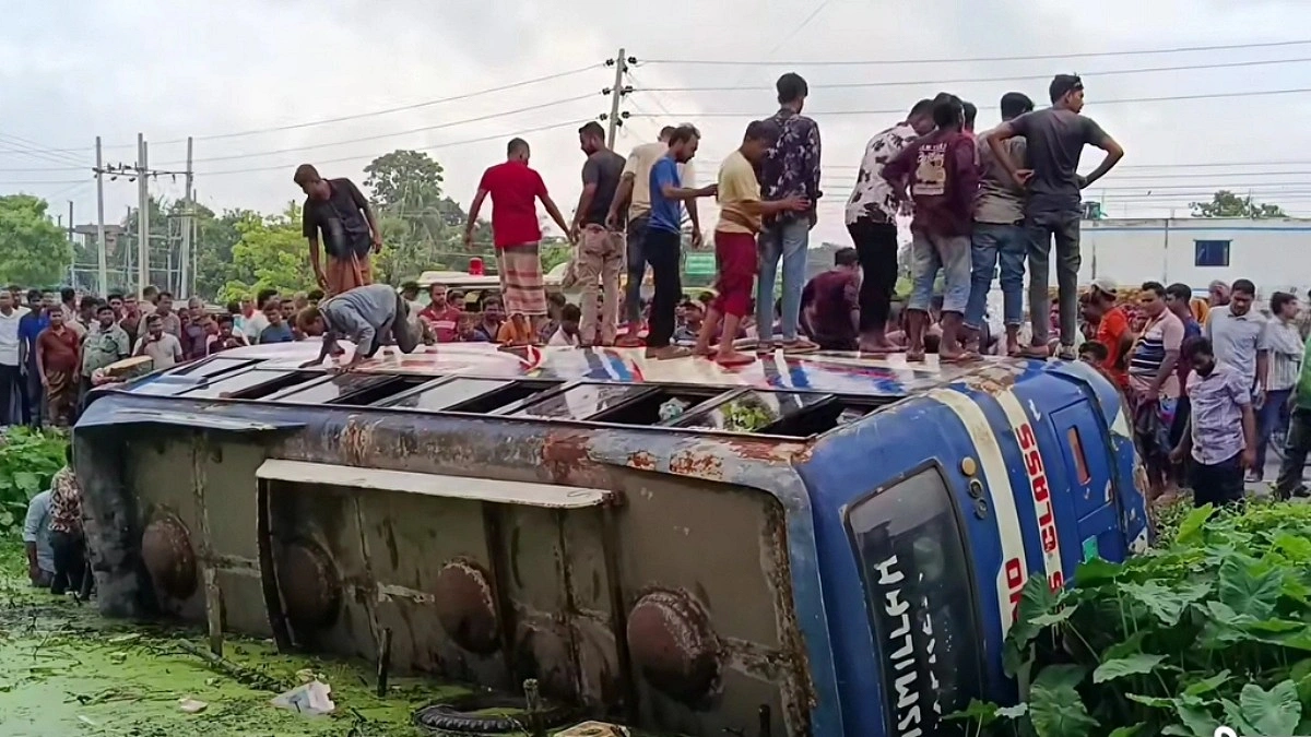 মেহেরপুরে বাস খাদে পড়ে আহত অন্তত ২০
