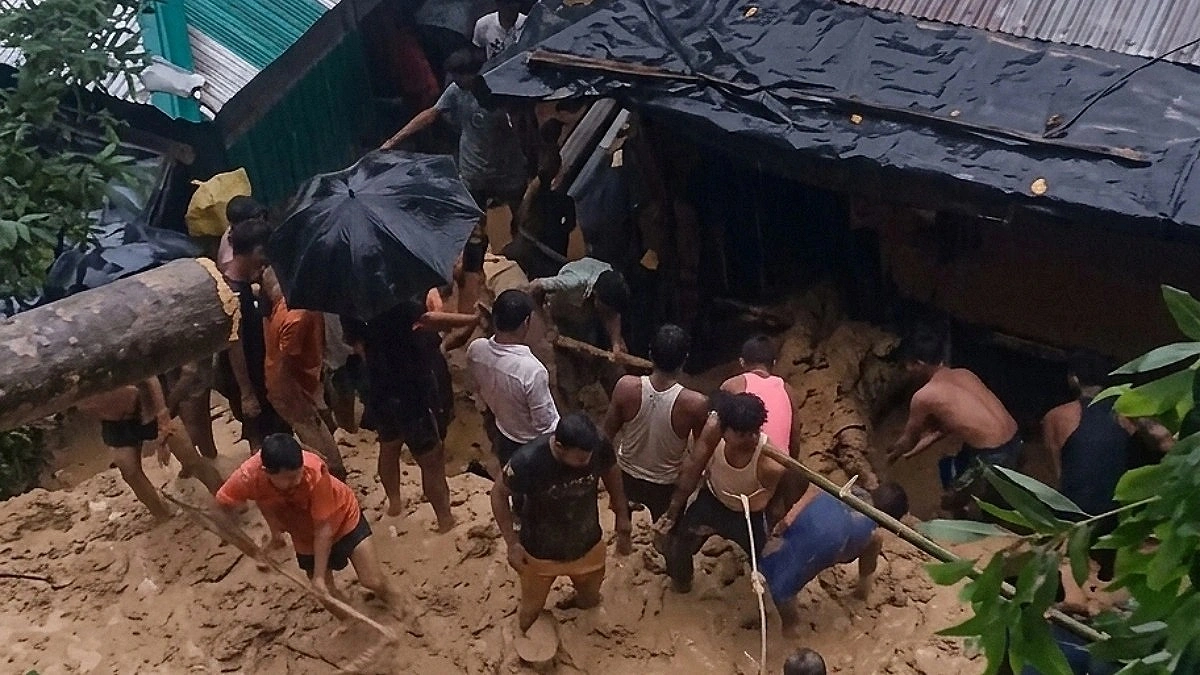 ৩ জেলায় জলাবদ্ধতা ও পাহাড়ধসে ৬ জনের মৃত্যু