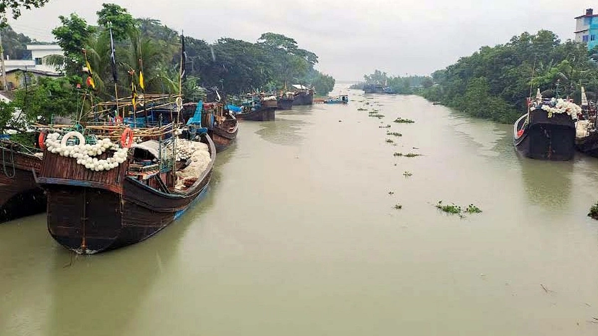 বঙ্গোপসাগরে লঘুচাপ: সাগর ছেড়ে নিরাপদ আশ্রয়ে কয়েকশ ফিশিং ট্রলার