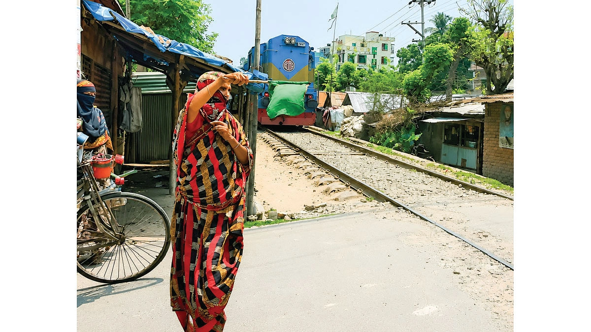 অরক্ষিত রেলক্রসিংয়ে প্রহরী জরিনা