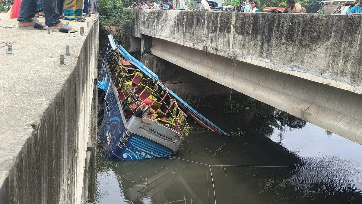 সেতুর রেলিং ভেঙে বাস খালে, যাত্রী নিহত