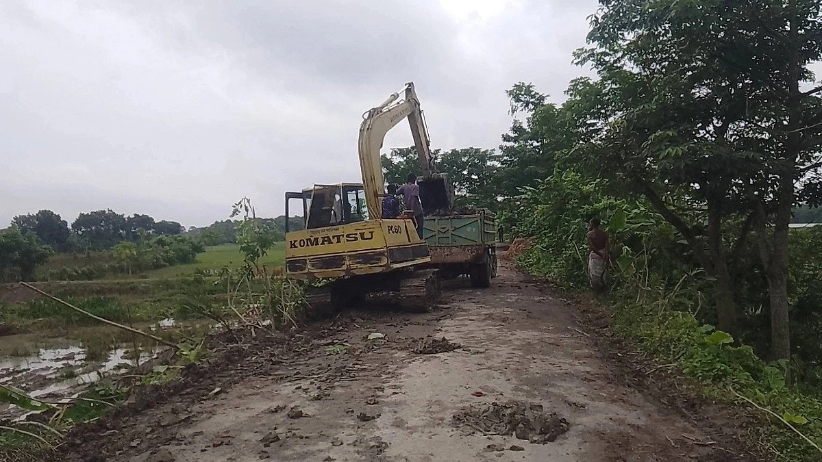 সরকারি জমির মাটি বিক্রি করছেন বিএনপি নেতা