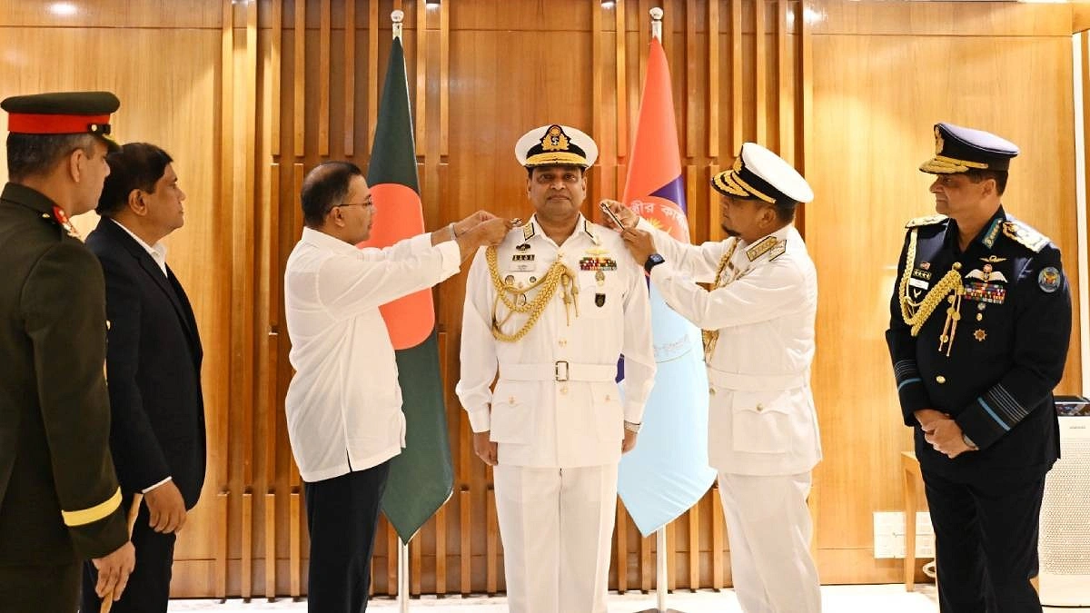 নবনিযুক্ত নৌপ্রধানকে র‌্যাঙ্ক ব্যাজ পরিয়ে দিলেন প্রধানমন্ত্রী