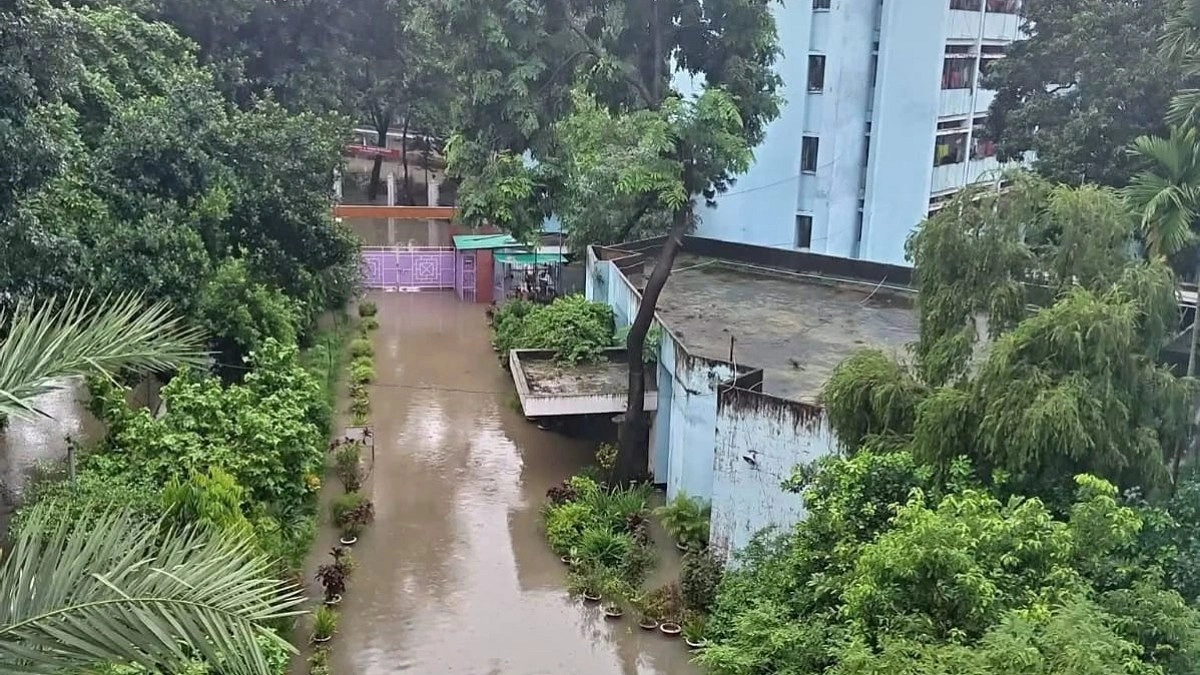 বৃষ্টিতে ঢাবির হলে হলে পানি