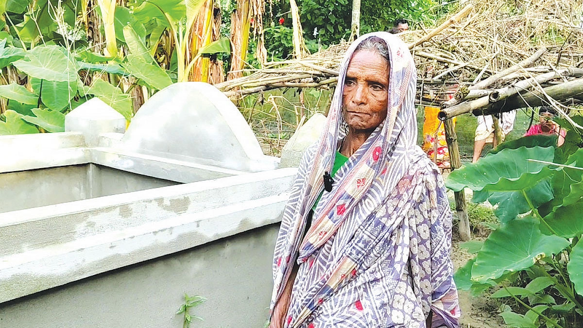 কবর খুঁড়ে  বৃদ্ধের অপেক্ষা