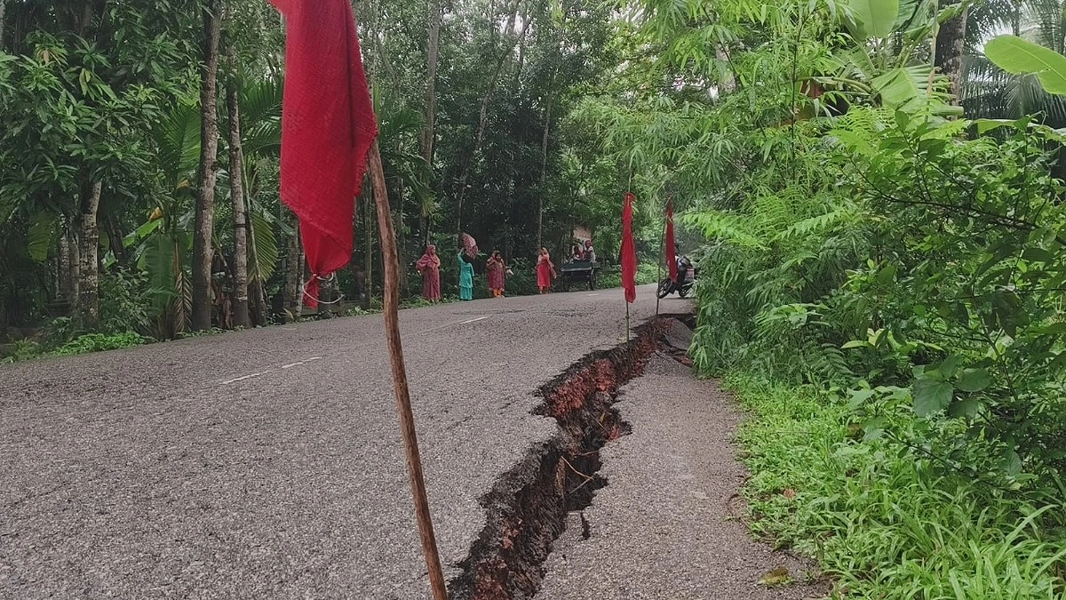 প্রবল বর্ষণে সড়কে ধস, যান চলাচলে বিঘ্ন