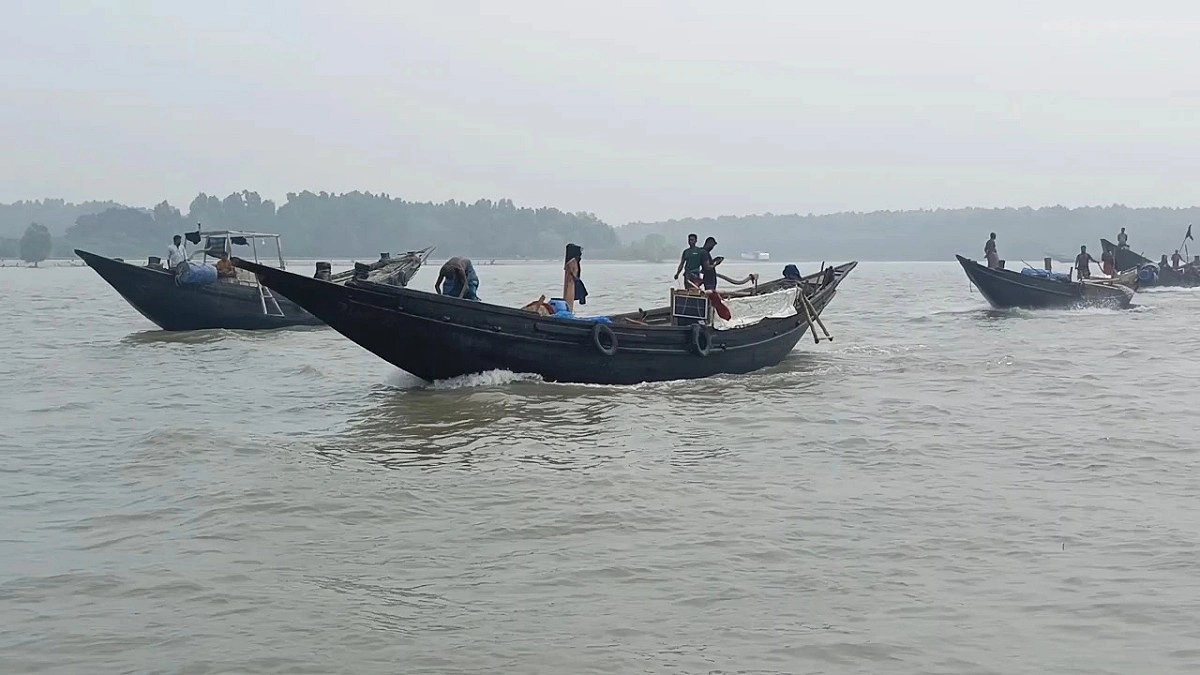 উত্তাল সাগর, মাছ ছাড়াই ফিরছেন জেলেরা