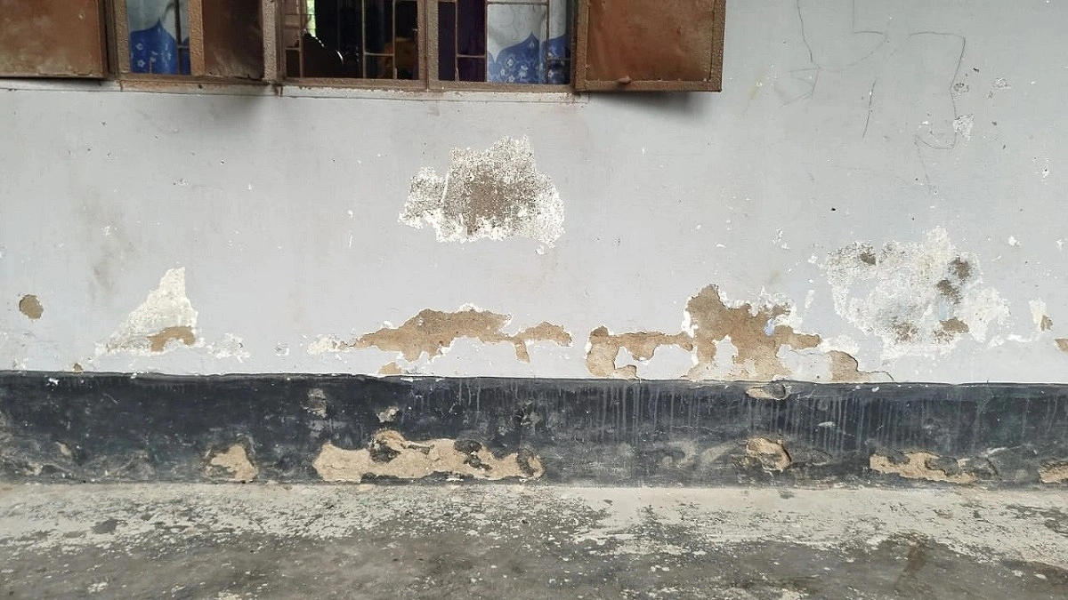 জেলার সেরা স্কুলের ছাদে ফাটল, ভবন জরাজীর্ণ