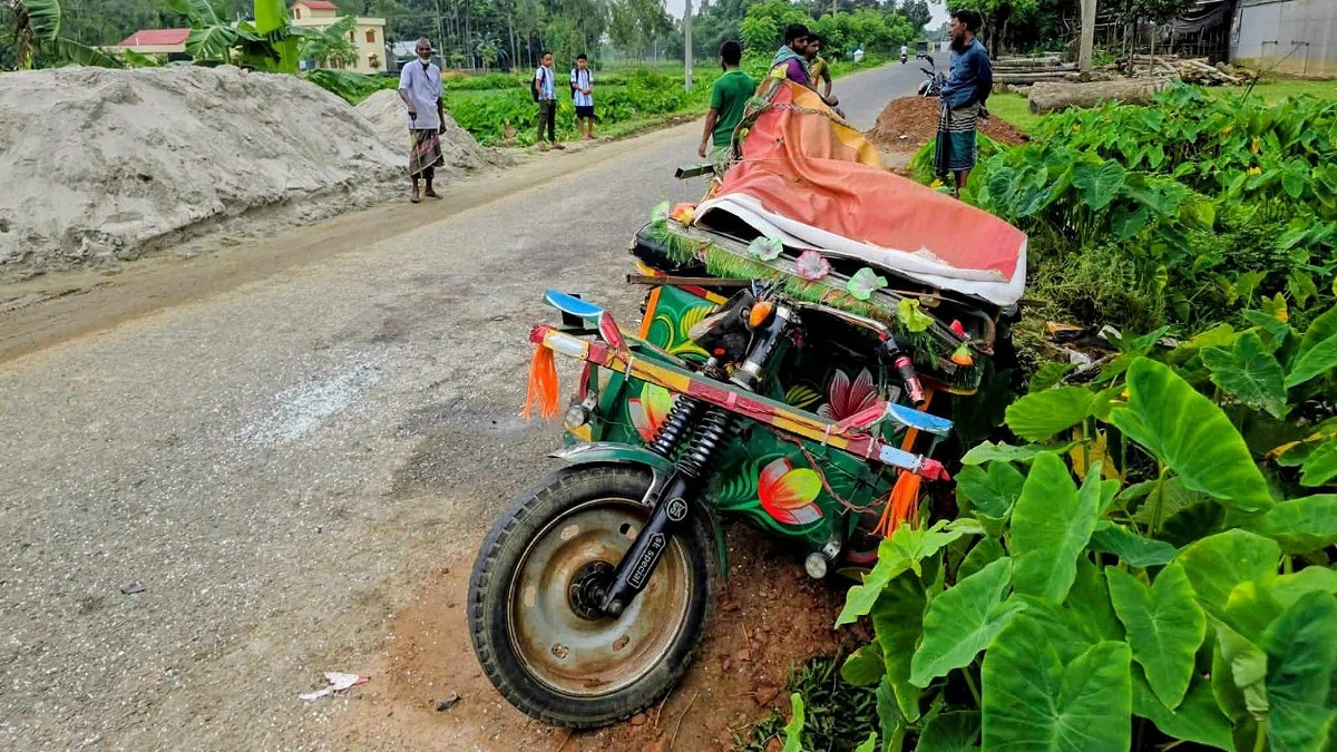 রাস্তায় বালুর স্তূপ, গাড়ি চাপায় প্রাণ গেল অটোরিকশাচালক-যাত্রীর
