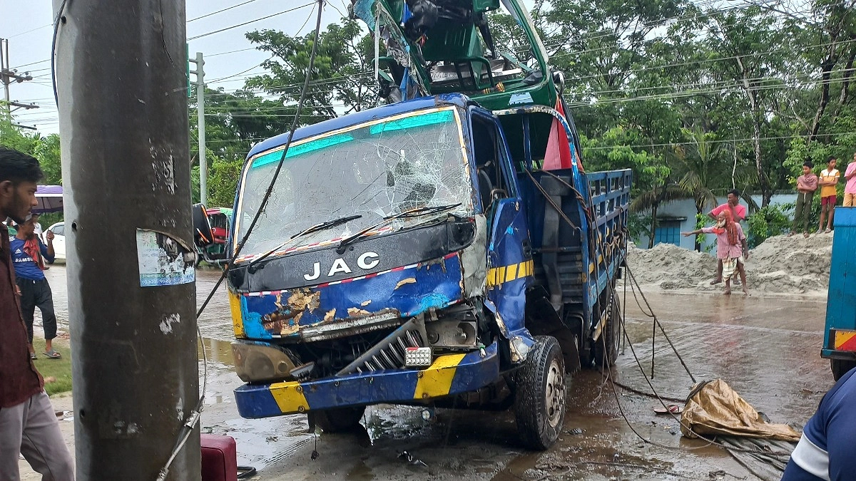 খুলনায় ইজিবাইকে পিকআপের ধাক্কা, নিহত ২