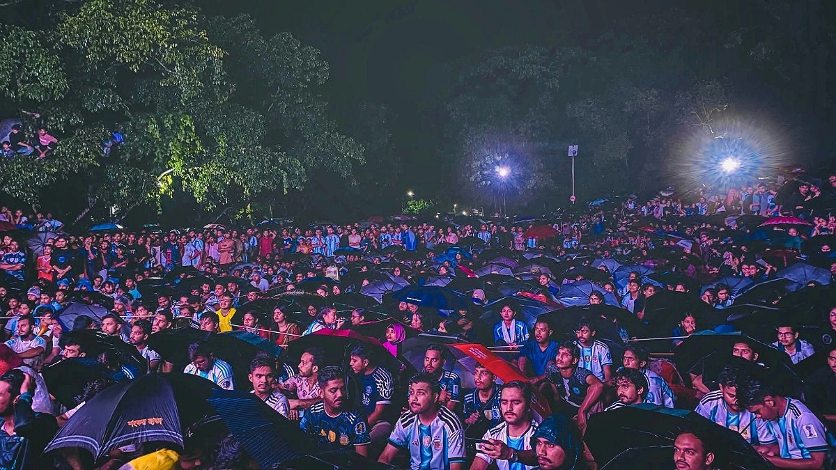 বৃষ্টিমাথায় উৎকণ্ঠা ছাপিয়ে ক্যাম্পাসে জয়োৎসব