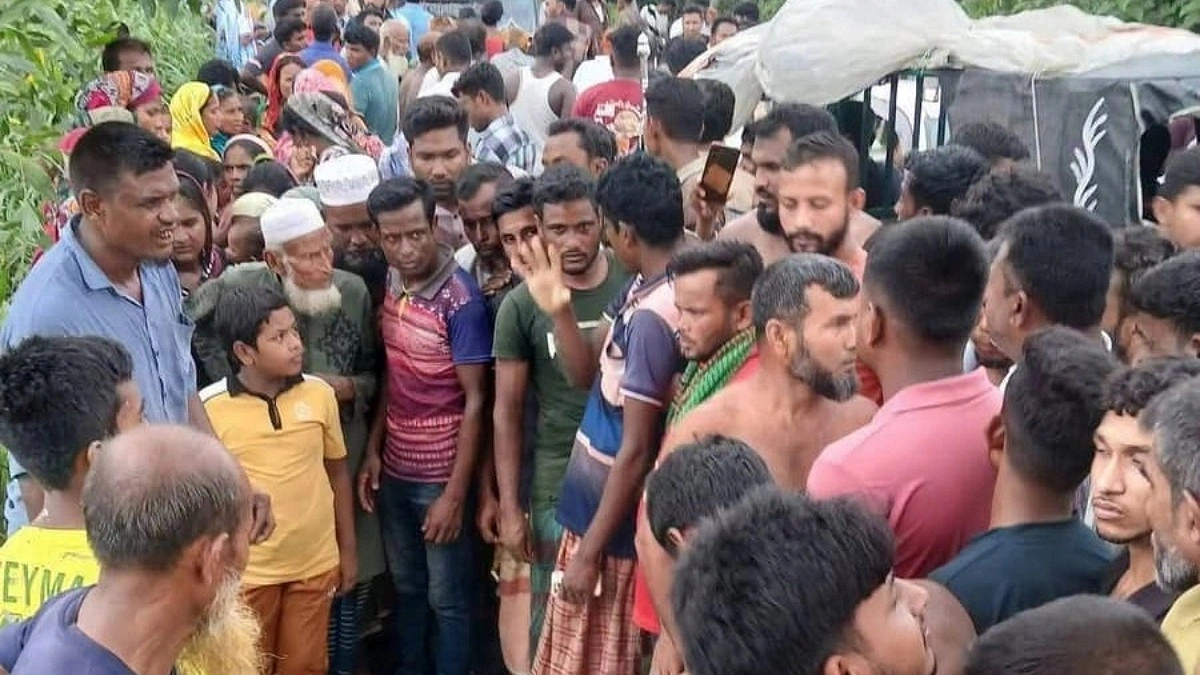 ডোমারে ট্রাকচাপায় মা-দুই শিশু ও ভ্যানচালক নিহত