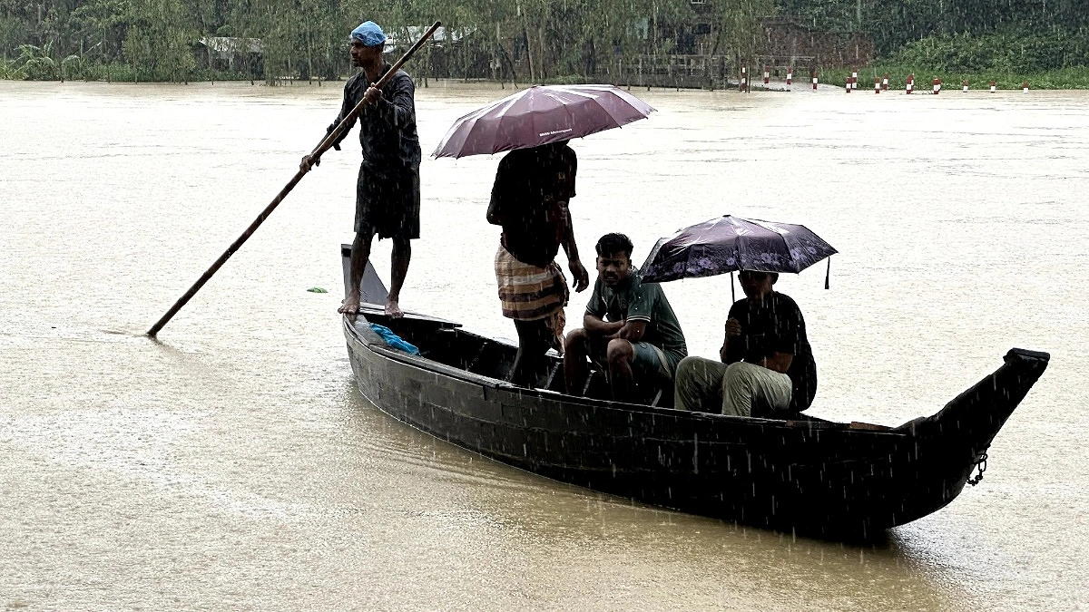 বন্যার পানি নামছে ধীরে, মানুষের ভোগান্তি