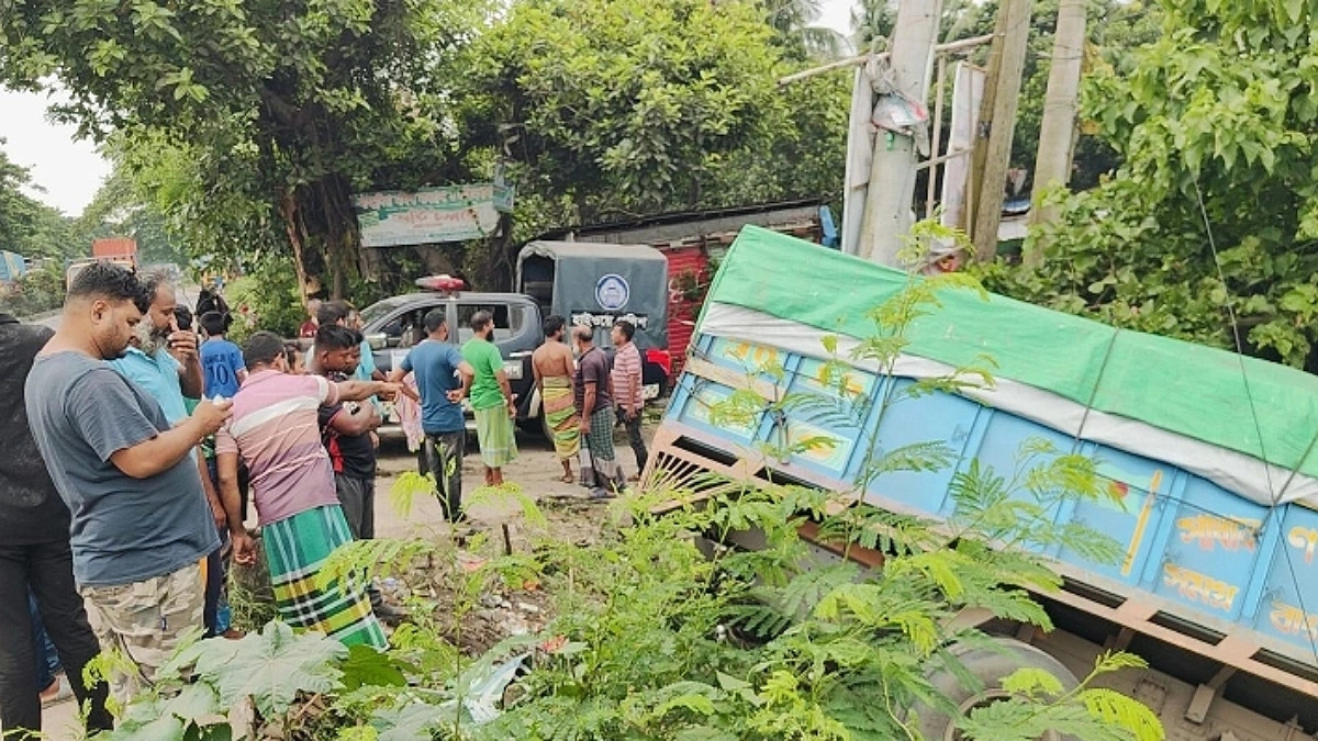 ট্রাকচাপায় প্রাণ গেল পথচারীর, আহত ৪
