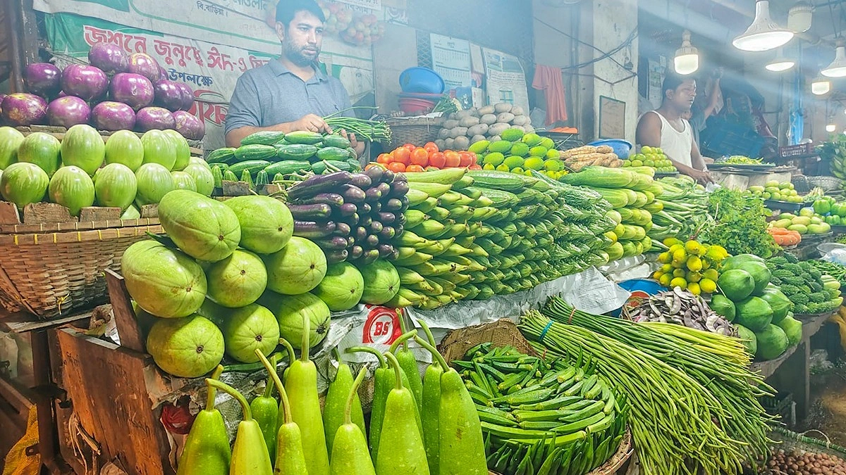 বৃষ্টি-বন্যার প্রভাবে কাঁচাবাজারে আগুন