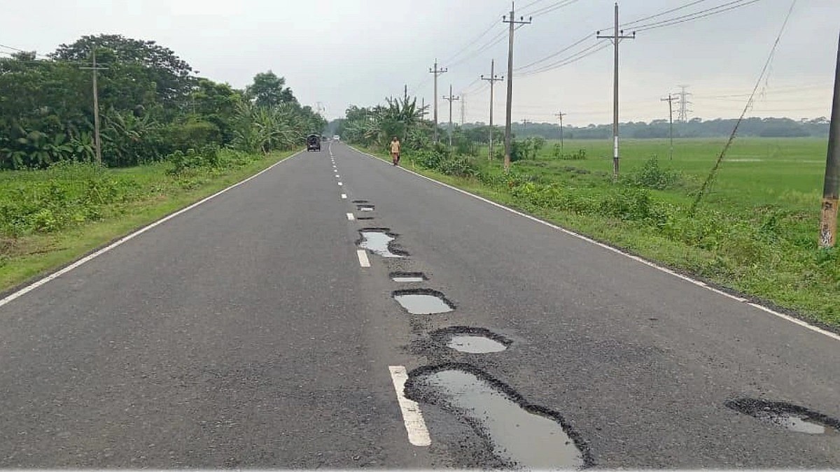 সংস্কারের ১৫ দিনেই খানাখন্দে পরিপূর্ণ পটুয়াখালী-কুয়াকাটা মহাসড়ক