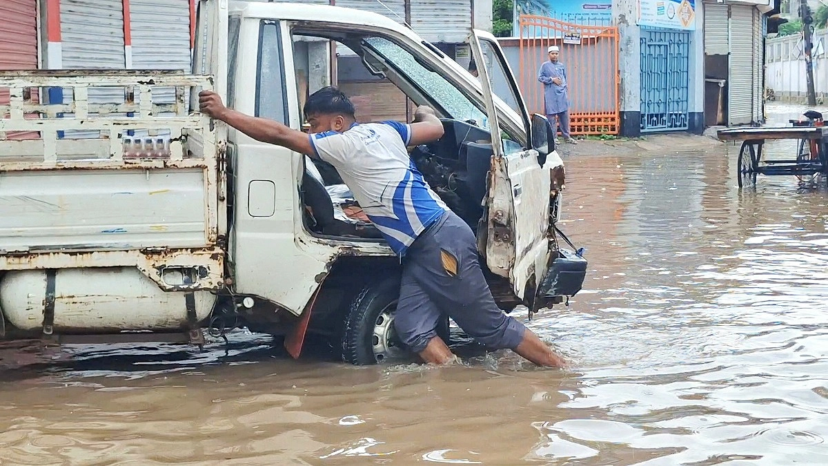 টানা তিন ঘণ্টার বৃষ্টিতে শহর জুড়ে জলাবদ্ধতা