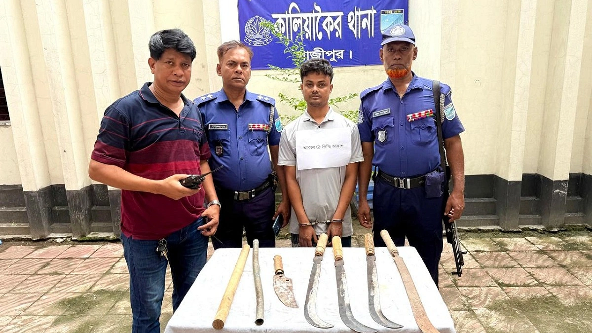 ‘পিচ্চি আকাশ’ গ্রেপ্তার, জঙ্গল থেকে উদ্ধার দেশীয় অস্ত্র