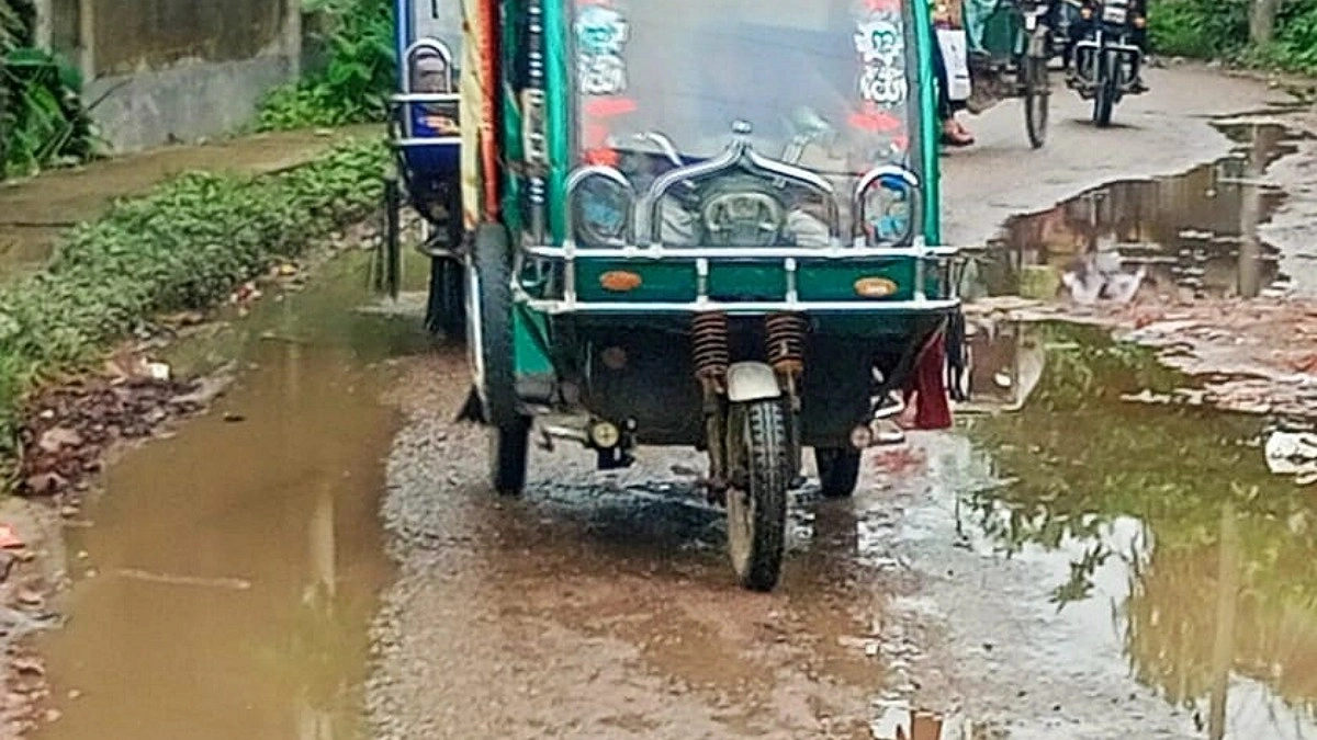 কাউখালীতে সড়কে খানাখন্দ: দুর্ভোগ চরমে