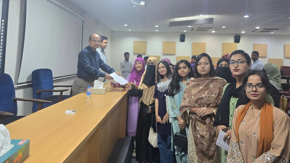সান্ধ্য আইন বাতিলসহ তিন দাবিতে ঢাবি ভিসিকে স্মারকলিপি