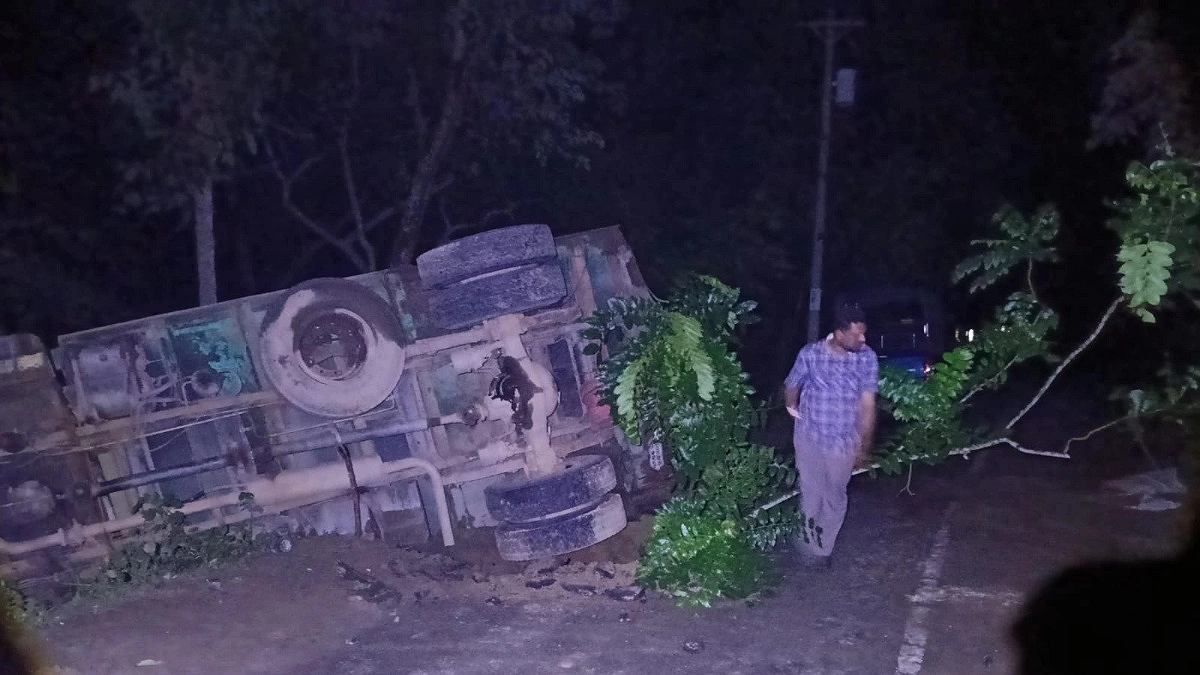 সাতছড়িতে সড়ক ধস, দুর্ভোগ