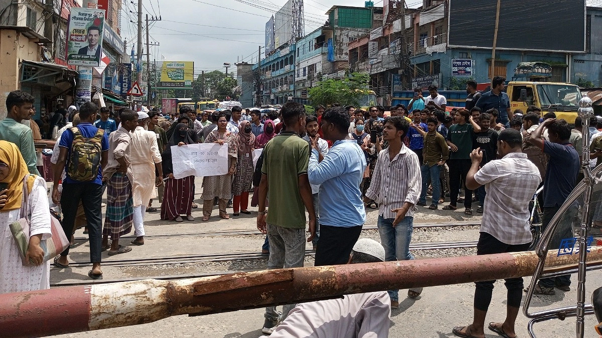 শিক্ষামন্ত্রীর পদত্যাগ চেয়ে দিনাজপুরে সড়ক অবরোধ