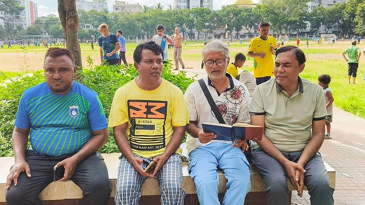 সাতসকালে প্যারেড মাঠে নির্মল বাতাস সেবন